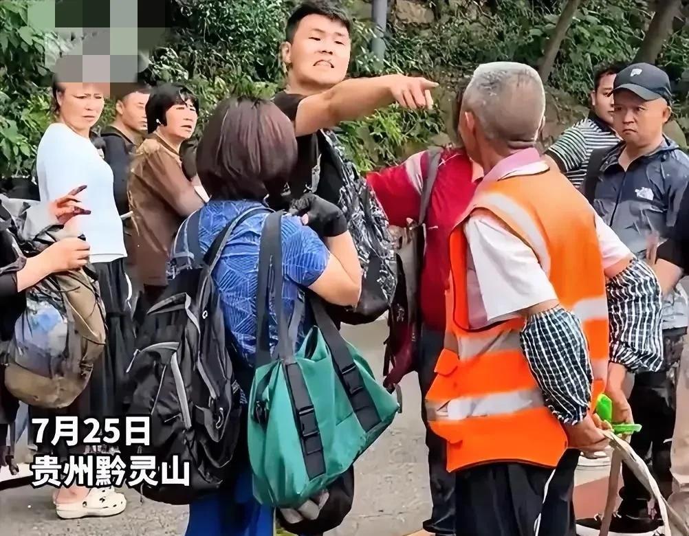 这小子是受了啥刺激了吗，指着老人说，我南京来的，你敢打猴，我就敢打你。
这把他能