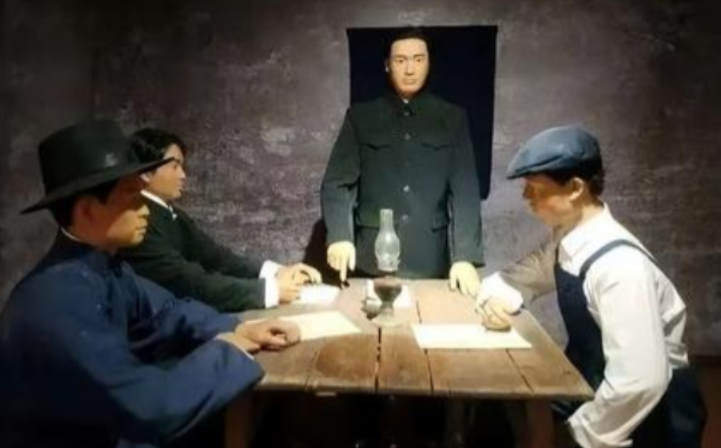 解放前夕的某天，四名地下党成员正在一起吃饭。突然其中一人借故起身，称出去烧开水。