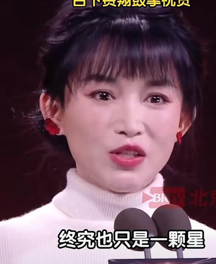 李子柒的双眼皮，看起来有些独特，与她整体气质融合，倒也为其形象添了别样韵味。 ​