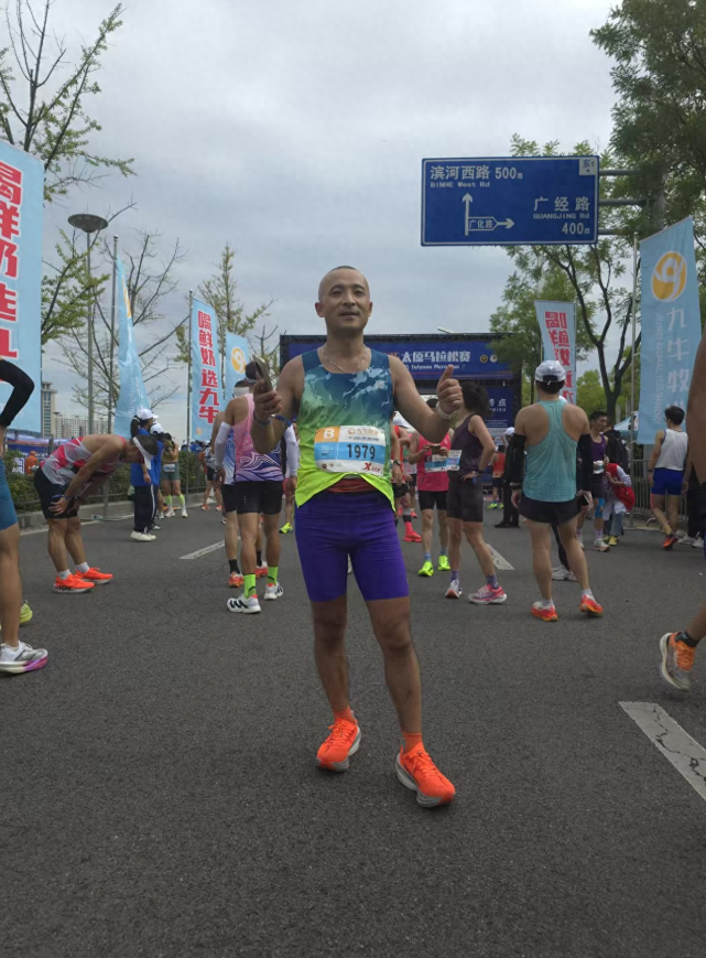 广东跑友李明跑完全程马拉松后，虽然筋疲力尽，情绪却十分高涨。他笑着说：“我去过很