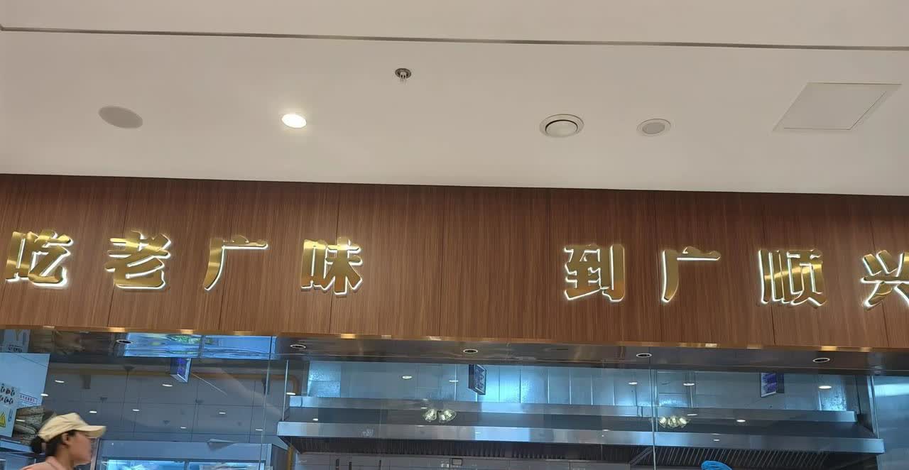 阜阳傍晚这一场豪雨啊，我们六点十分出门，八点十分才找到吃饭的地方。

一路上