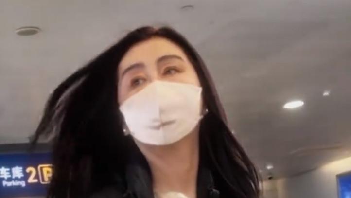 王祖贤抵达无锡，长发飘飘气质佳，为粉丝签名好温柔