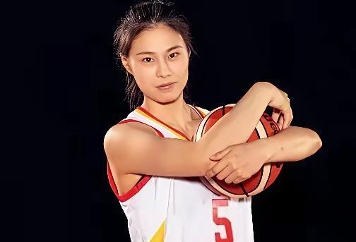 女篮总决赛王思雨为何表现不佳？
王思雨作为四川女篮后场重要的一员，敢打敢拼；但本