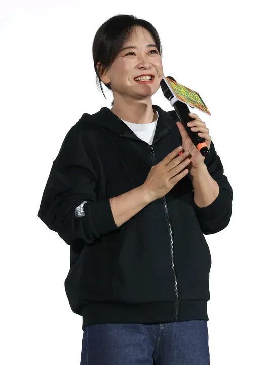 贾玲高马尾造型亮相活动 43岁的贾玲在8月2日以品牌大使的身份现身上海某运动高奢
