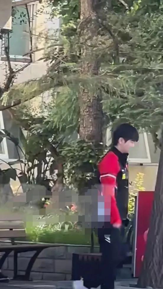 莎莎大头等人上大巴车去参加活动。
年轻就是身体好啊，一大早就敢吃凉的。
#记录我