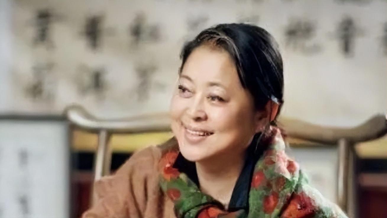 64岁宋丹丹与三婚老公逛街，穿运动装时髦洋气，气场强大