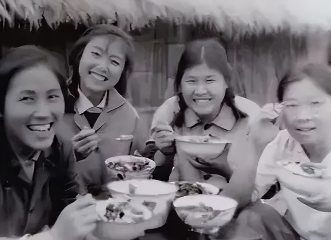 1971年，大队副主任一眼瞅见孤零零躺床上的马琳，又瞅瞅知青点没有其他人，开始占