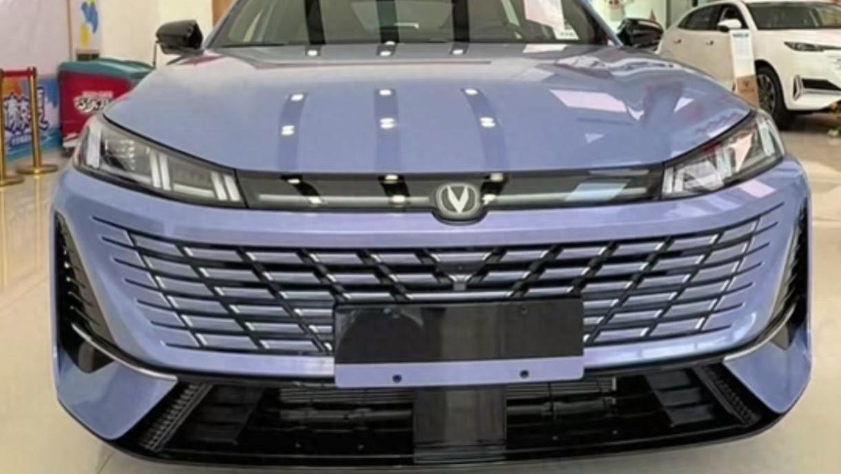 第四代长安逸动，外观和内饰更新，你会买它还是选日产轩逸经典？