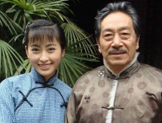 2013年，30岁的女演员饶芯语主动向67岁的王奎荣表白，她坦言：“车有了，房也
