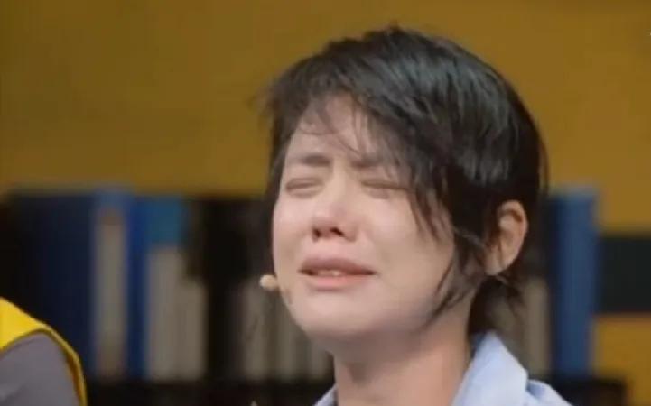 马思纯聊起恋爱经历时泪崩，一句“很多人只能同苦，不能共甘”道尽无奈。而“相爱已经