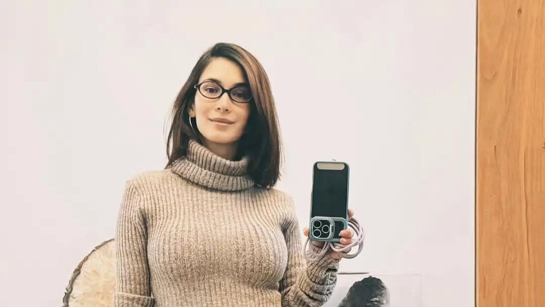 二胎后首亮相，卢靖姗金发短发展露温柔曲线