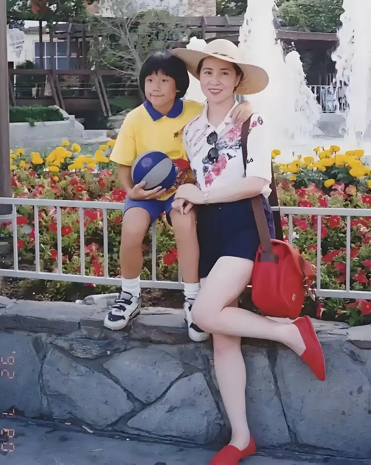 林凤娇是有什么把柄在成龙身上，曾经的美女结婚后一蹶不振
