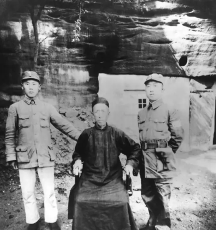 1938年，参谋长滕代远的老父亲从湖南省麻阳县出发，辗转月余来到延安，见到了分别