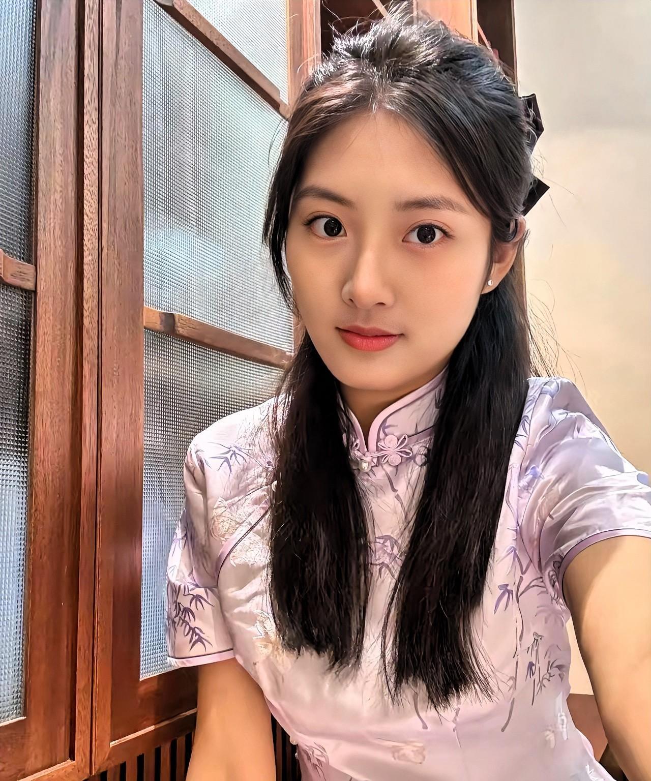 竹影摇曳间，美人倚栏立。