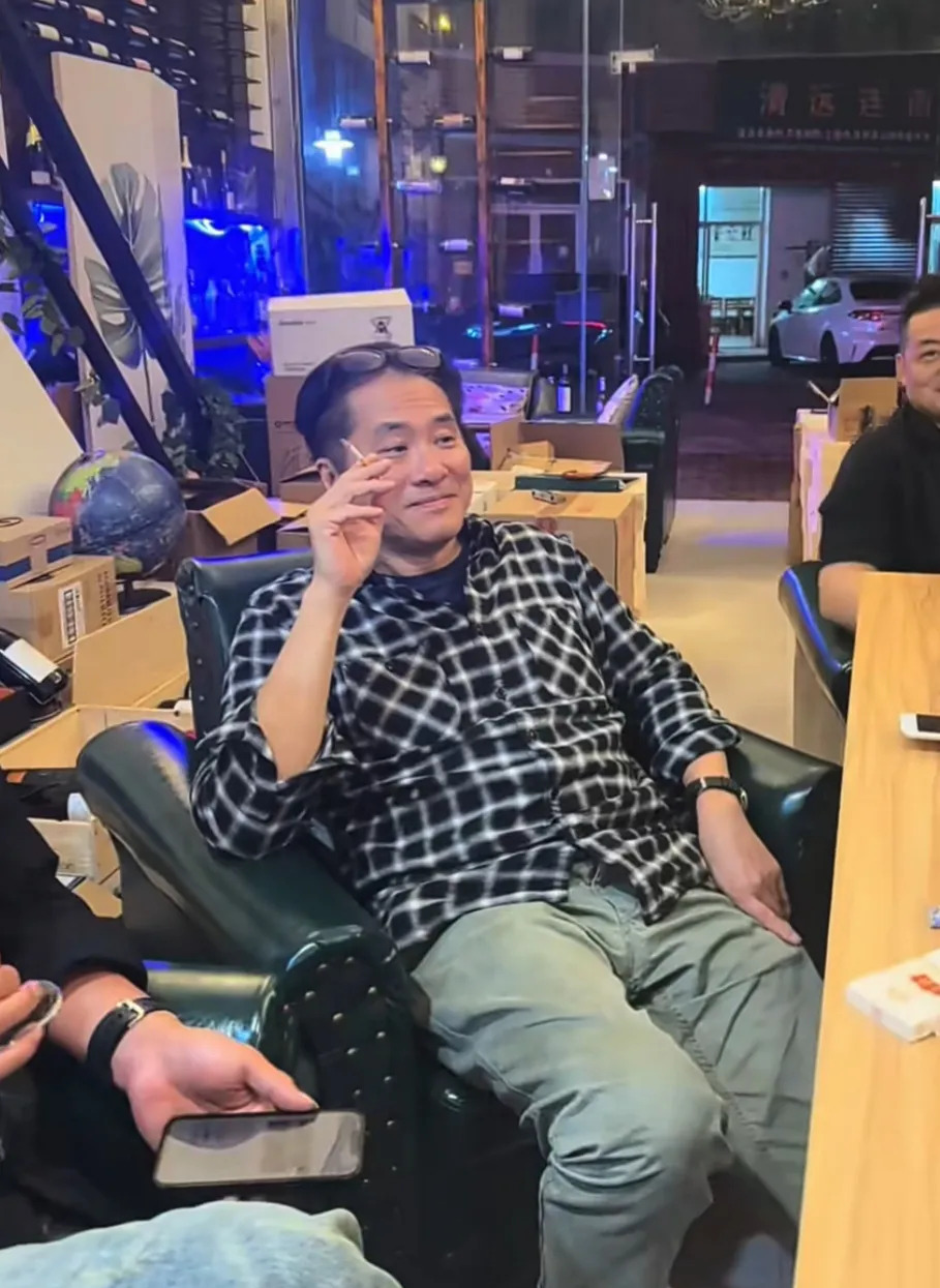 邵仲衡佛山聚会近况曝光











天哪！61岁的邵仲衡，你还能认出来