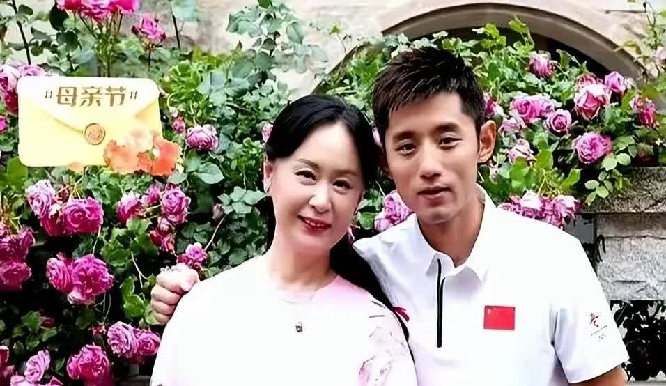 母亲节，张继科陪着妈妈到玫瑰小镇
妈妈显得格外年轻。身着粉红色的衣服，与紫红色