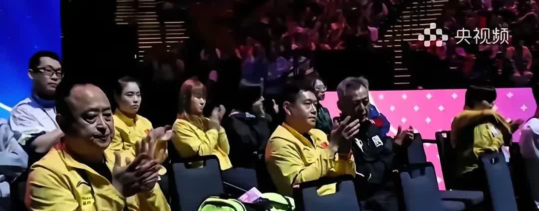 今天可算开眼了！莎莎这后援团，简直绝了！小杨大老远从河北赶来，大头的秦爸爸也现身