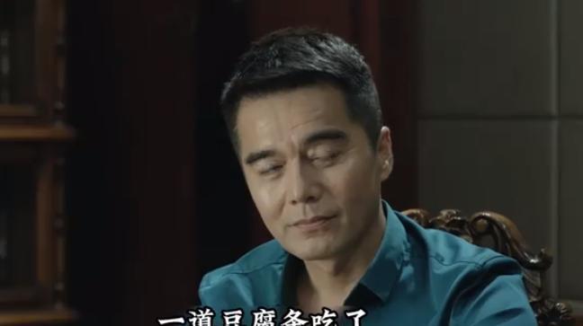 山水庄园的包间里，祁同伟满脸堆笑，迎上刚进门的侯亮平：“亮平来了，可算把你盼来了