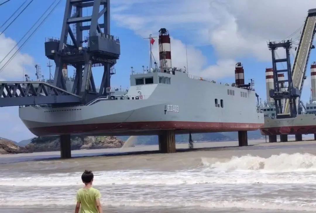 模块化登陆驳船再次露面，被当地海滩上游玩的民众拍到。
这种新型装备用于解决两栖登