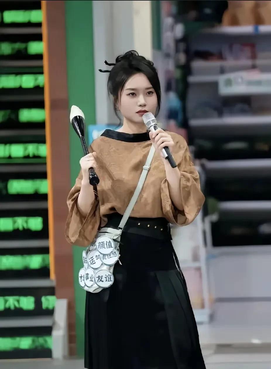 瘦下来的李雪琴和以前简直判若两人
五官都变了，像港台曾经饰演过周芷若的那位女明星