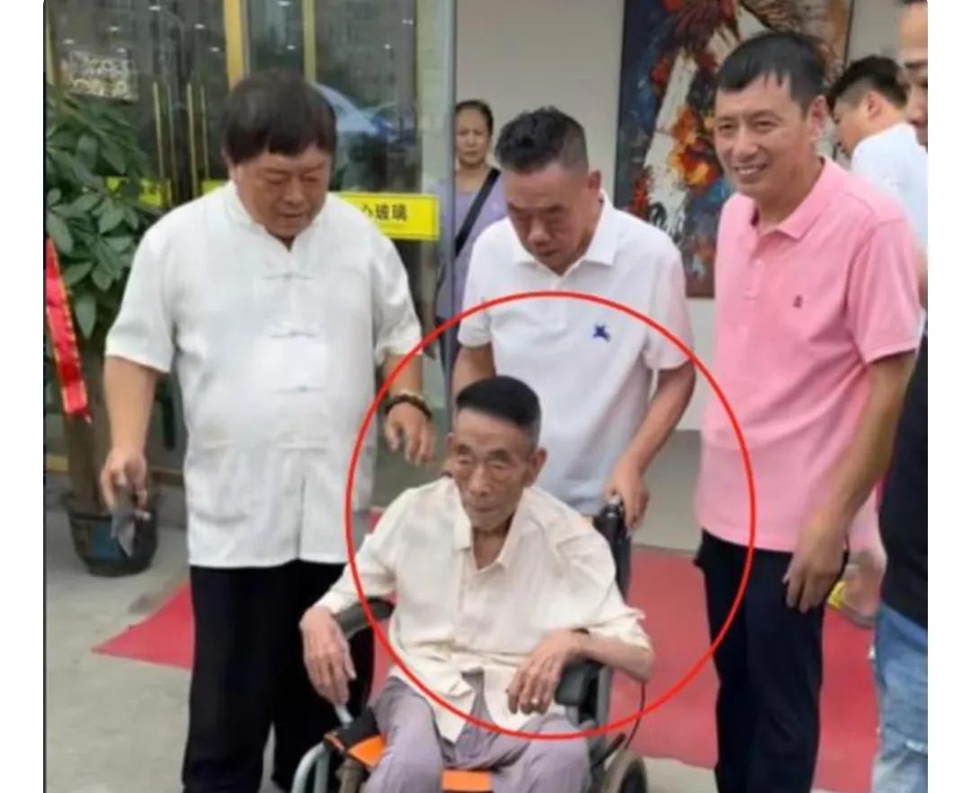 杨少华的去世就是他的儿子造成的，94岁的老人被他的儿子拉去所谓的新店开业剪彩，而