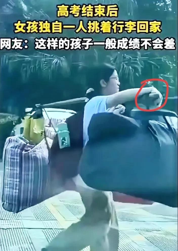 以本人从小在农村长大的角度观察，广西桂林高考女生挑担的身法娴熟，手腕轻松地搭在扁