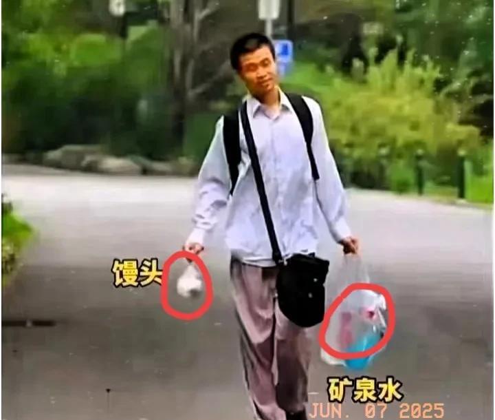 刚刚查了一下韦神不吃肉的原因
不查不知道，一查才明白！
韦东奕不吃肉，不是因为牙