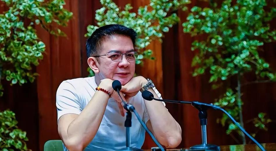 埃斯库德罗真是好样
16日在公开场合拒绝了马科斯的好心
由总统去亲自组局
调解他