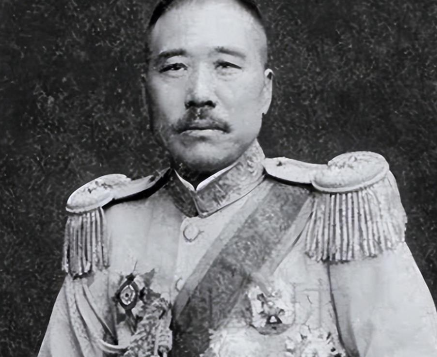1947年4月，孙殿英在老巢汤阴被解放军包围后，拿出几万黄金分给手下，高级军官每
