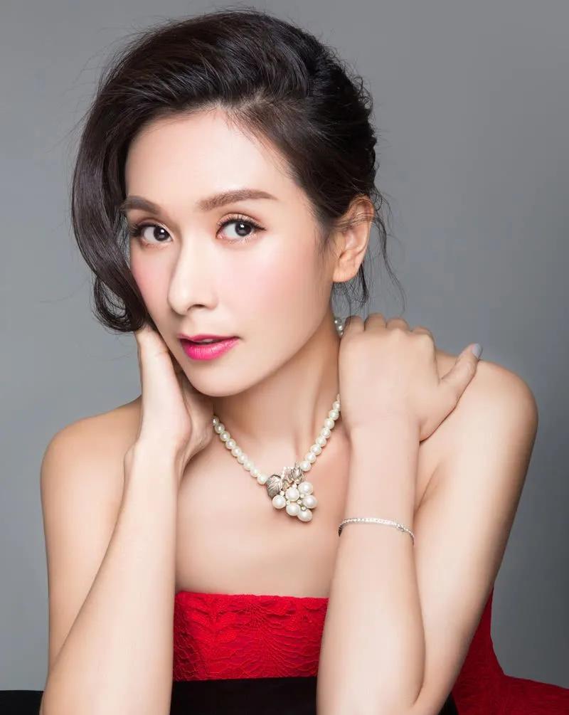 2002年，杨恭如与上海首富周正毅恋爱，搬进月租12万的豪宅，开300万豪车。一