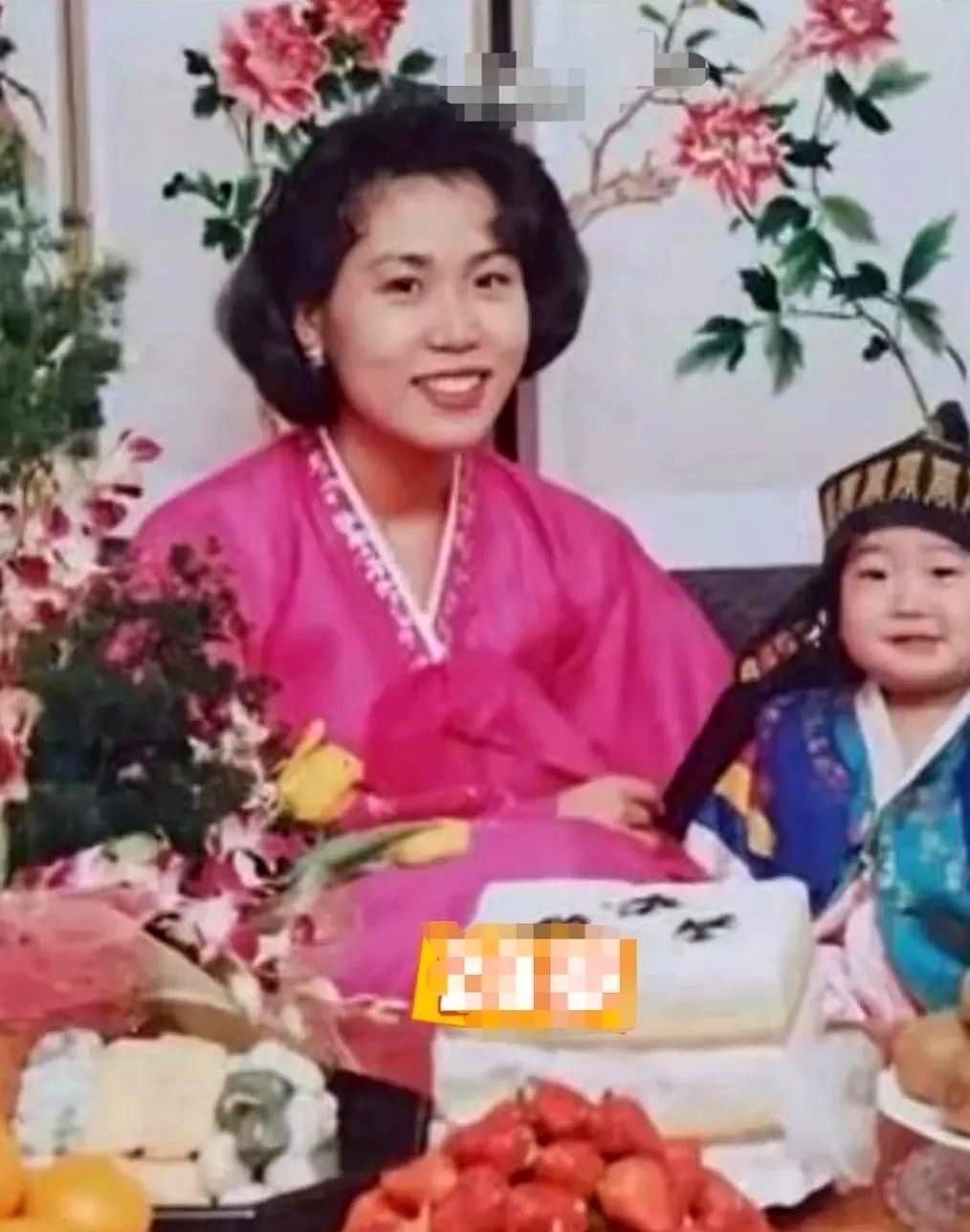 这是金惠景和儿子过去的照片。
不得不感叹基因神奇，儿子和李在明长得神似，也是小眼