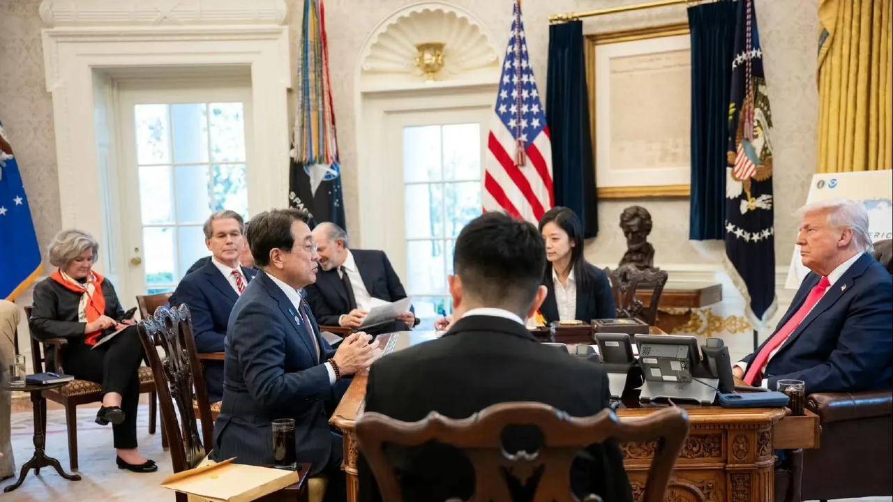 美国高层和日本贸易代表会谈大合照。
财政部长贝森特和白宫幕僚长苏西·怀尔斯、商务