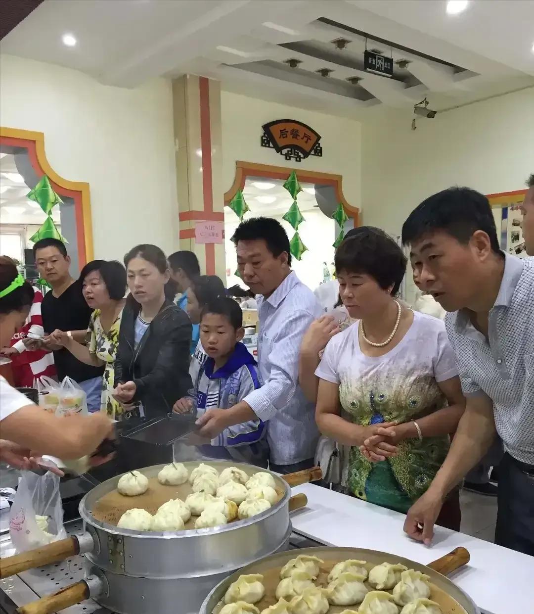 供销社主任有多牛！当年我们镇上的供销社主任和我是一个村的，媳妇在村里务农，供销社