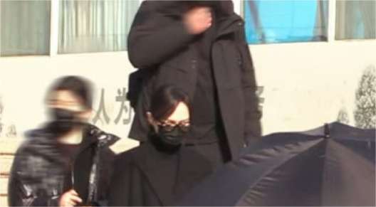 罗晋父亲的追悼会在北京进行，唐嫣随罗晋一同现身葬礼现场 ​​​