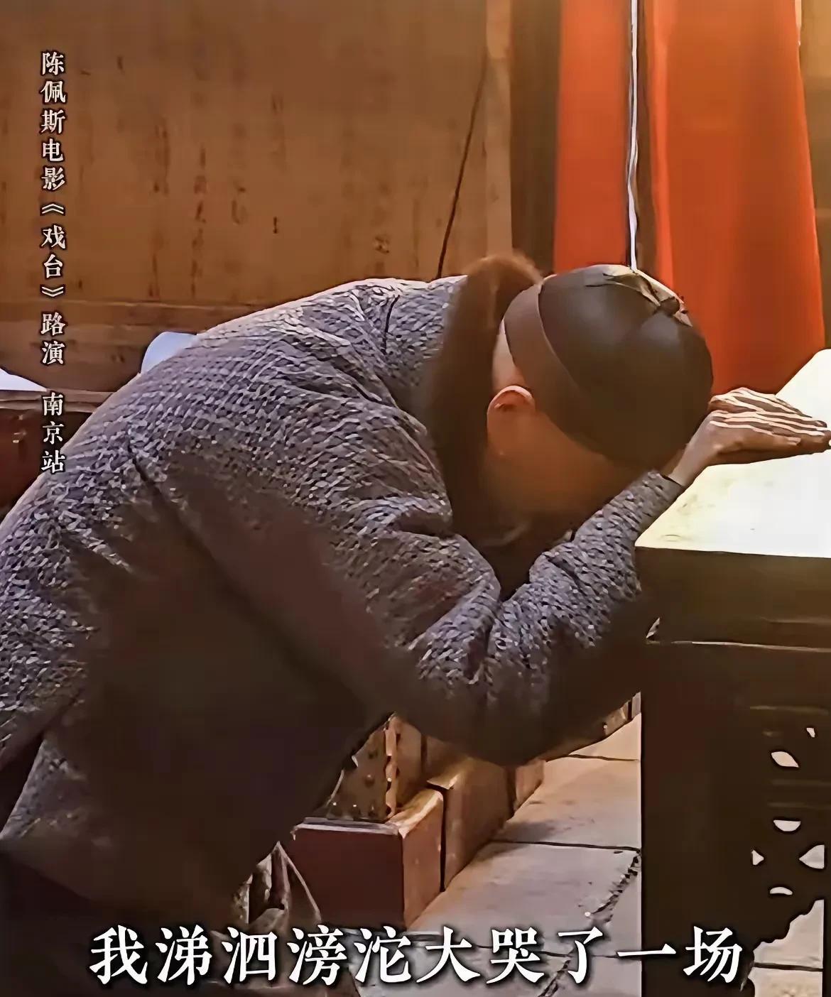 《戏台》为什么火？
因为现实太荒唐！
这片子太狠了。军阀拿枪逼戏班改戏。霸王必须