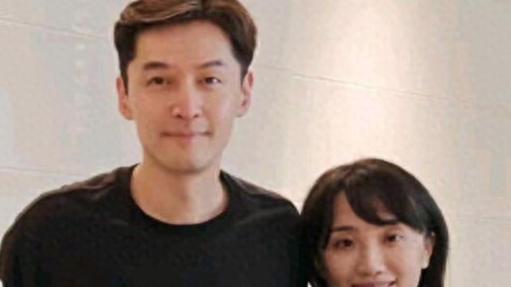 43岁胡歌和老婆上海看房，32岁黄曦宁素颜很自信，穿得宽松像孕妇