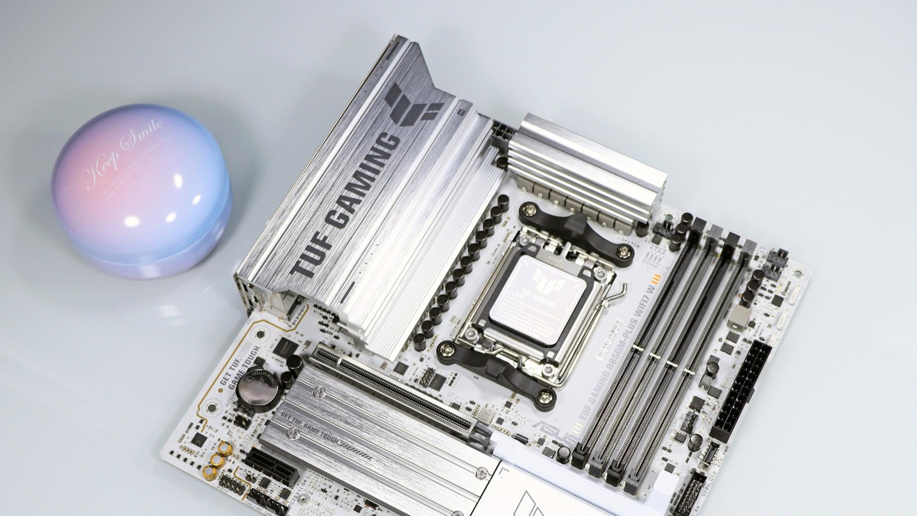 X3D 座驾扬帆起航！华硕 B850 重炮手白色版战未来！