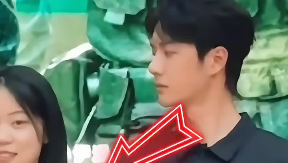 这应该就是“王一博”喜欢的类型吧
活久见啊，头一次看到王一博用这样的眼神注视一