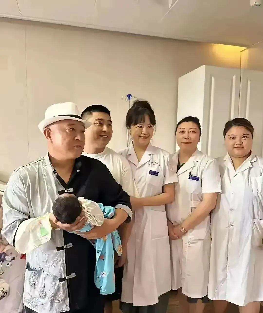 星二代家暴风波：光环之下，伤痕触目惊心
在大众的认知里，星二代仿佛是被命运格外眷
