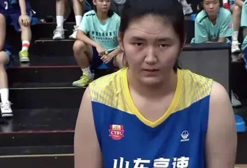 张子宇再上热榜，其实女版姚明这个词都不足以说明张子宇的内线优势。
姚明229，但
