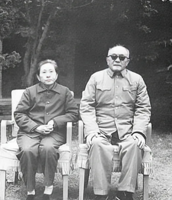 1941年，黄克诚迎娶23岁的女学生唐棣华，结婚前，黄克诚告诉她，你不能因为男女