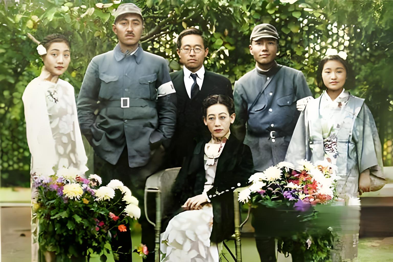 东兴楼的庭院，中央为川岛芳子，右侧为芳子之妹，左侧是崔承喜的弟子，右侧是清水洋行