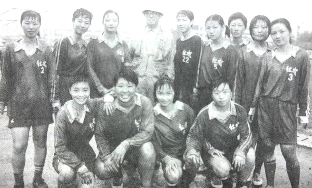 2001年谢晋与《女足9号》摄制组全体女队员合影