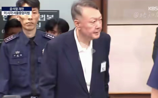 终极是熬不住了！韩国总统尹锡悦，这时候终于出庭受审了，面对多次传唤，以身体健康为
