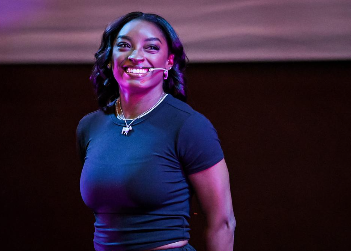 美国黑人体操女皇西蒙·拜尔斯发布了一段视频，大胆展示了她最近整形手术的丰硕成果，