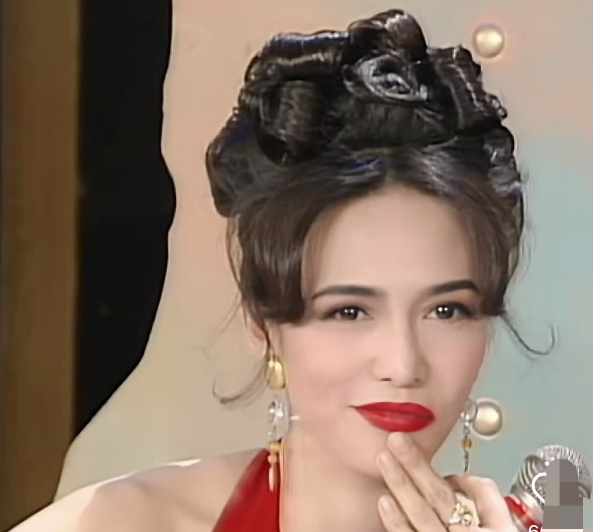 当年她看不起周星驰，说他不适合当演员。[奸笑]不过…在资本主义殖民地香港，她应该
