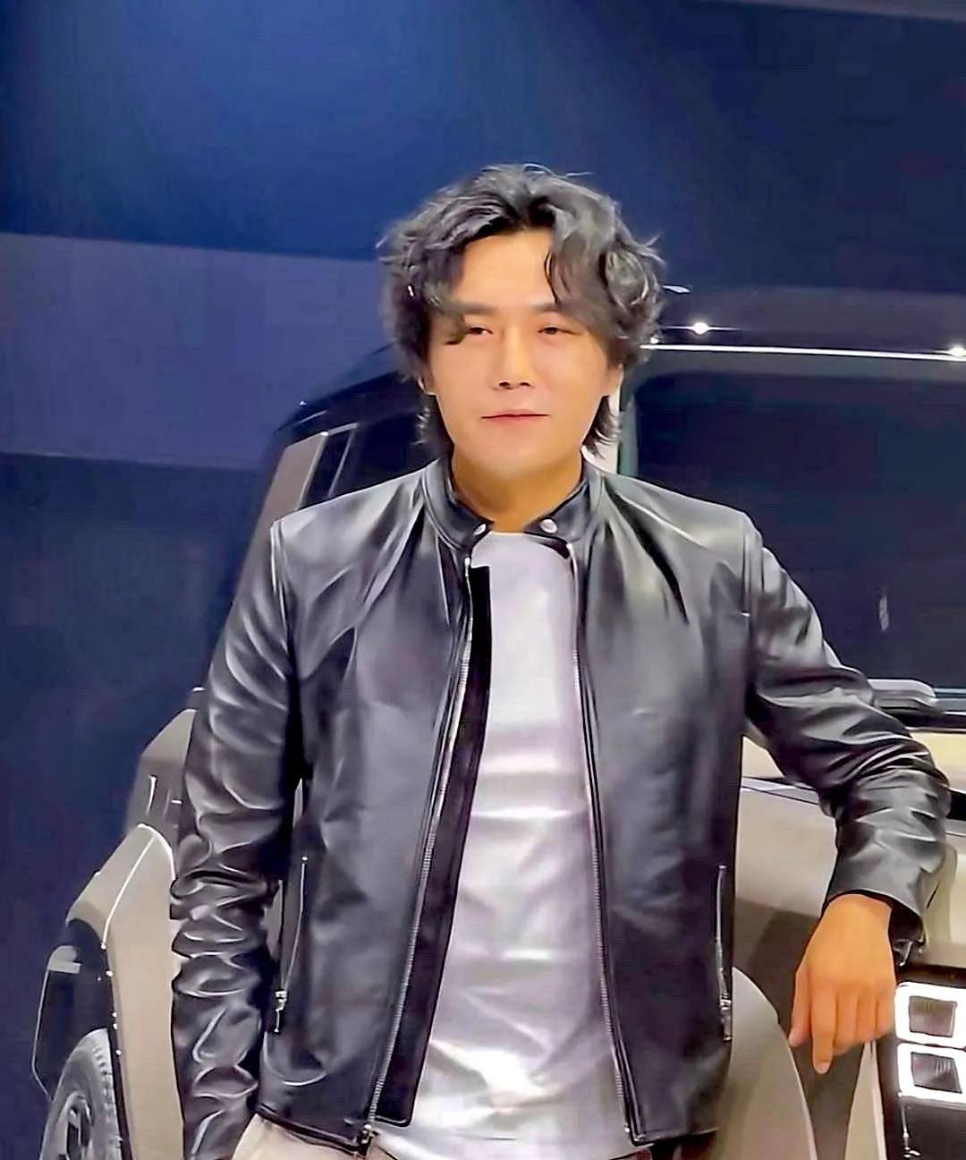 秦昊出席活动，这大叔也挺帅的嘛！造型酷酷的，发型超有范儿。演技更是没得说，演啥像