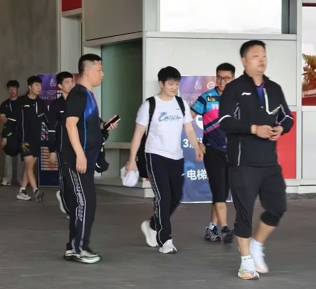 樊振东下班了

肉眼可见的开心，咚宝好可爱，完全认不出赖佳新了