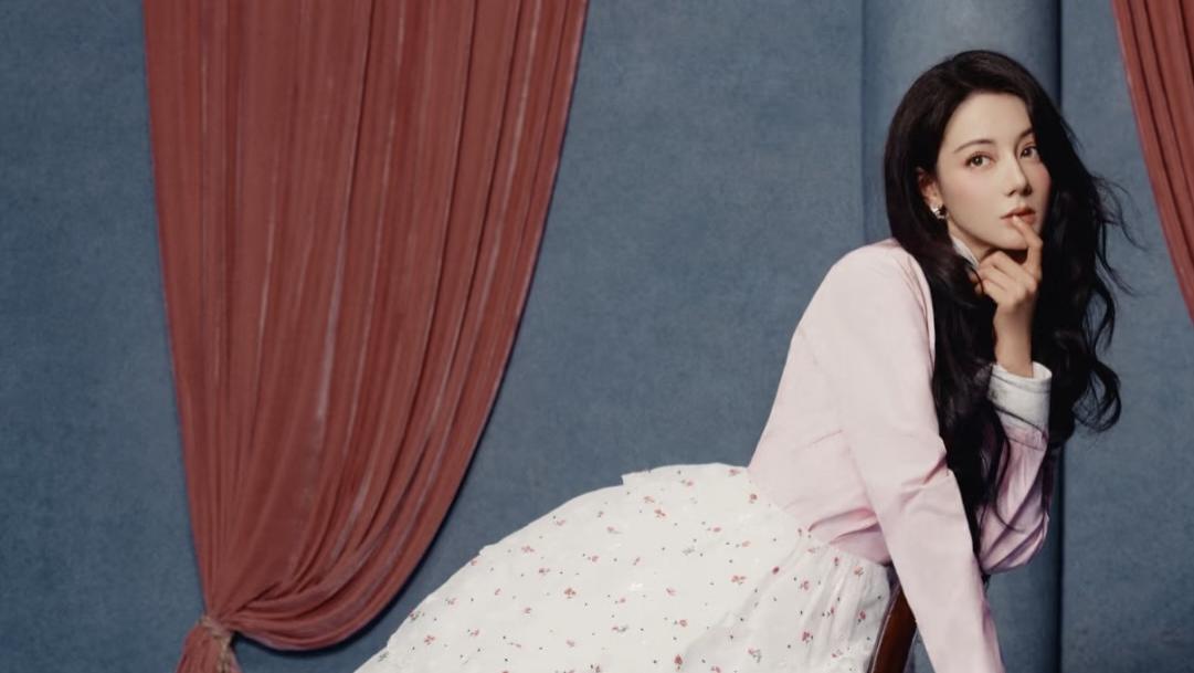 迪丽热巴演绎春日温柔少女风，碎花与蕾丝，浪漫且唯美