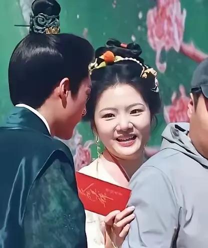 别管《良陈美锦》的女主顾锦朝长啥样，反正不可能长任敏这个样儿……
书中顾锦朝结婚